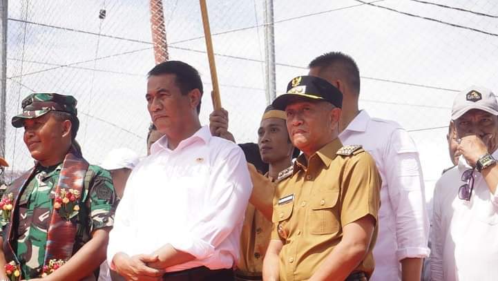 Menteri Pertanian RI, Andi Amran Sulaiman Serahkan Bantuan Bibit Padi dan jagung untuk Tiga Daerah di Sulsel Senilai Rp. 55,48 Miliar