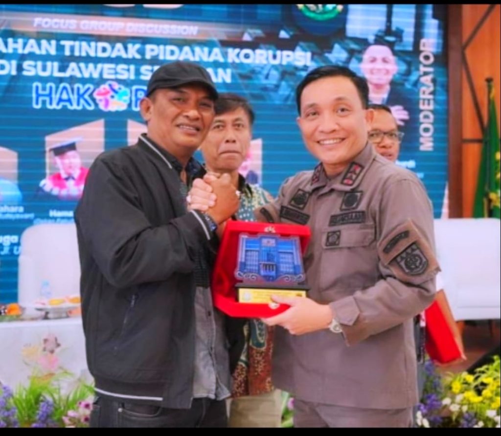 Kajagung Apresiasi Tokoh Penggiat Anti Korupsi. Djusman AR Diserahi Penghargaan oleh Dirut CNN Indonesia