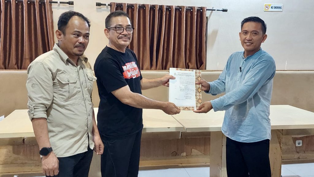 Harapan Sekdisdik Sulsel, Andi Ibrahim, Saat serahkan SK Pelaksana Tugas Kepala SMAN 6 Palopo