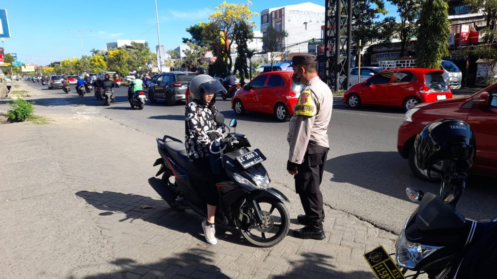 Minimalisir Pelanggar melawan Arus, Polsek Tamalanrea Intesifkan Gatur Lalin di Jalan Perintis Kemerdekaan