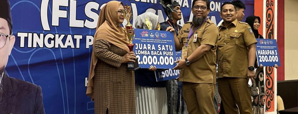 Kadisdik Pendidikan Andi Iqbal Nadjamuddin Beri Piala dan Uang Tunai Kepada Para Jawara FLS2N SMA/MA Tingkat Sulsel