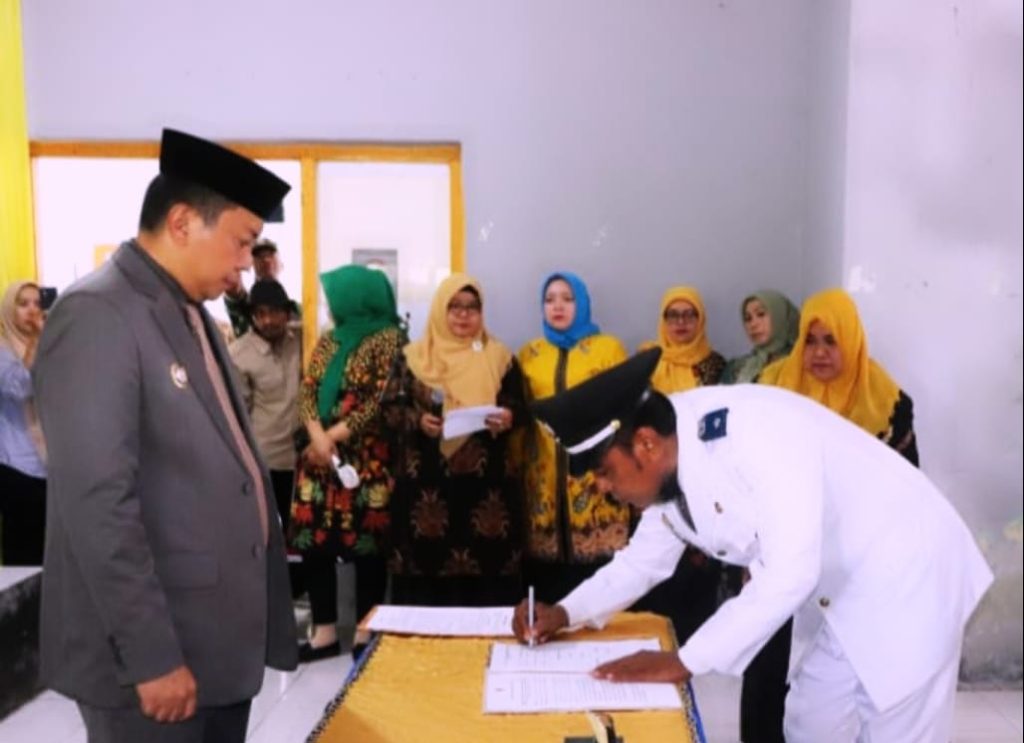 Bupati Selayar Kukuhkan 13 Kades dan 61 Anggota BPD di Pulau Jampea