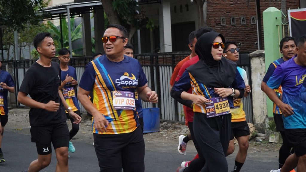Pj Bupati Bone dan Isteri Ikuti Soppeng Berlari, Ajak Masyarakat Hidup Sehat