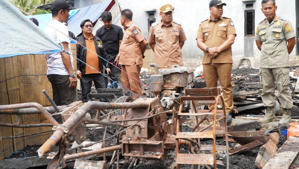 Pj Bupati Bone Serahkan Bantuan kepada Korban Kebakaran di Bengo