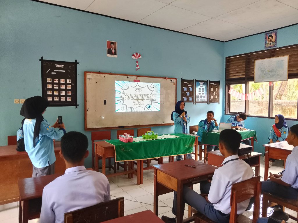 Sosialisasi tentang Pernikahan Usia Dini dan Pornografi di SMKN 2 Selayar