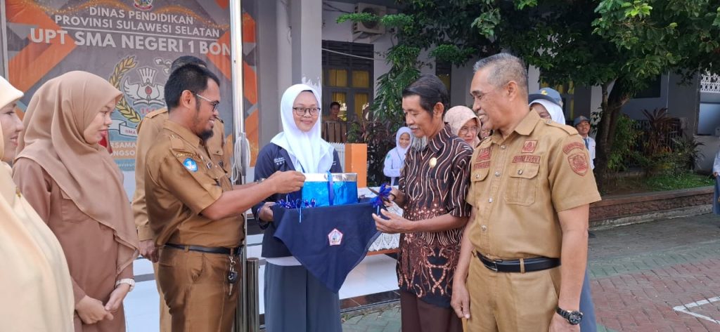 SMAN 1 Bone Luncurkan Buku Kumpulan Esai Pendidikan oleh Ekstrakurikuler Karya Ilmiah Remaja (KIR) Tahun 2024