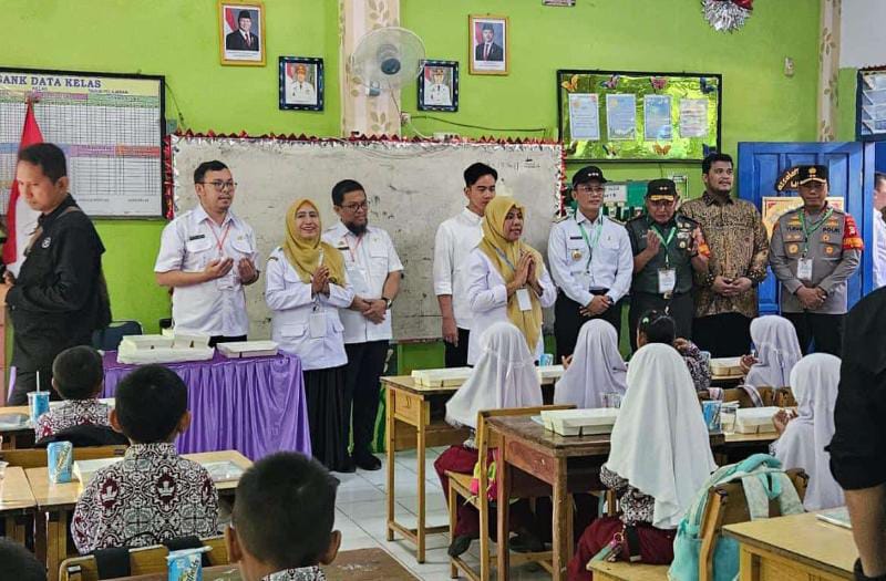 Pj Gubernur SulSel dan Kadisdik Sulsel Dampingi Wapres Gibran Uji Coba Program Makan Gratis di Maros