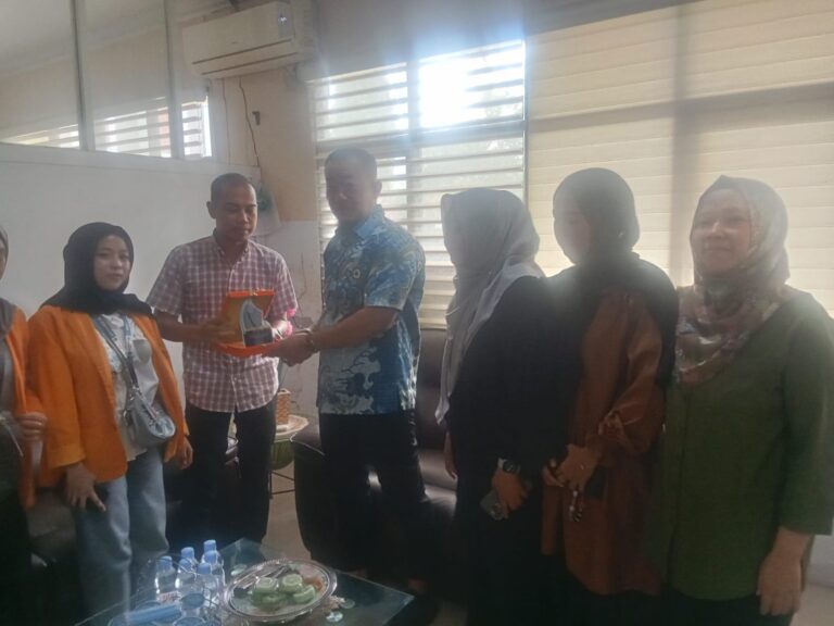 Kasubag Umum Lepas 3 Mahasiswi UNM