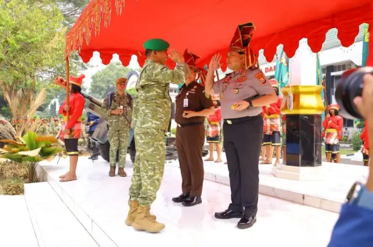 Kapolda Sulsel Dikukuhkan Jadi Warga Kehormatan Kodam XIV/Hasanuddin, Eratkan Sinergi TNI–Polri