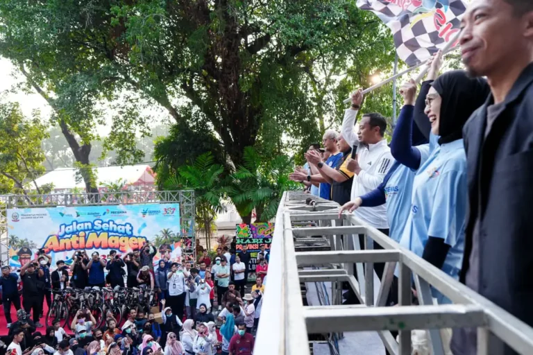 Ribuan Warga Berjalan Bersama, Gubernur Andi Sudirman Lepas Jalan Sehat Anti Mager dan Kirab Swasembada Pangan